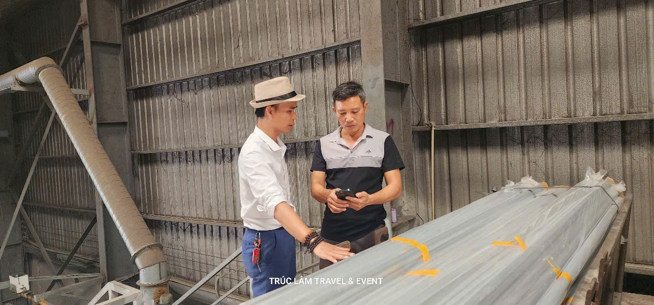 Ông Đoàn Hùng Cường cùng ông Đức Thắng trao đổi về vật liệu kỹ thuật
