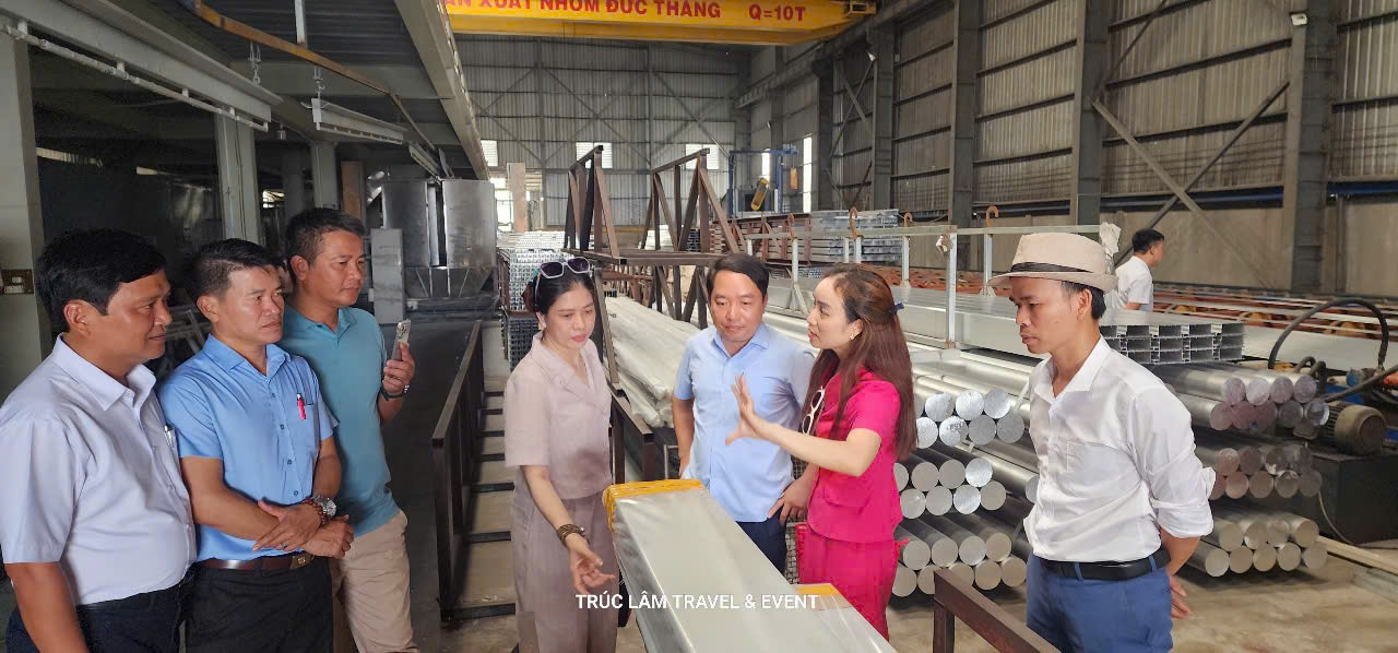Các thành viên Doanh nghiệp họ Đoàn cùng tham quan xưởng sản xuất nhôm Đức Thắng.